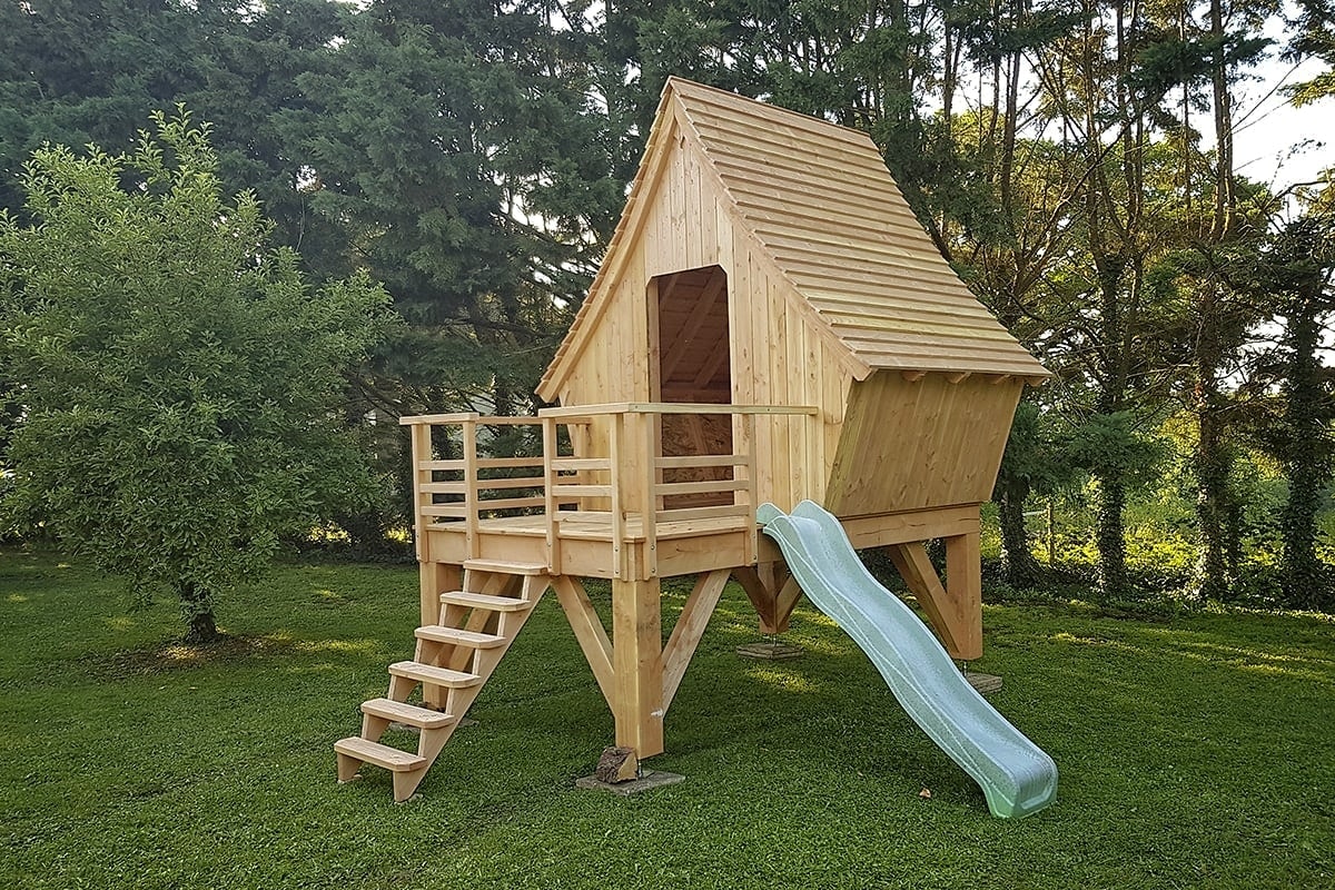 Cabane pour enfants, construction tout en bois