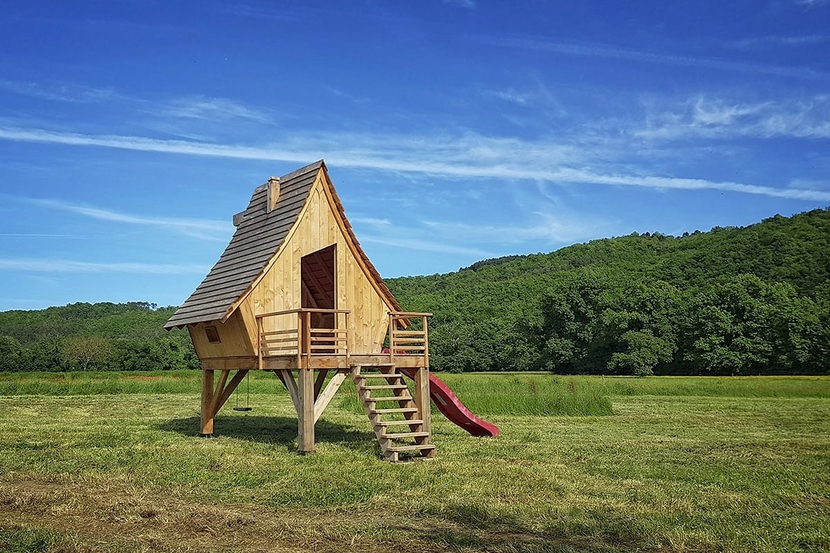 Transport par camion d'une Cabane en bois pour les enfants, dans un champ en Dordogne