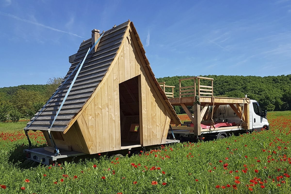 Transport par camion d'une Cabane en bois pour les enfants