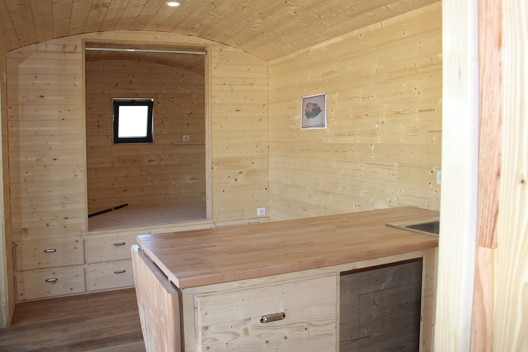 Intérieur d'une roulotte en bois