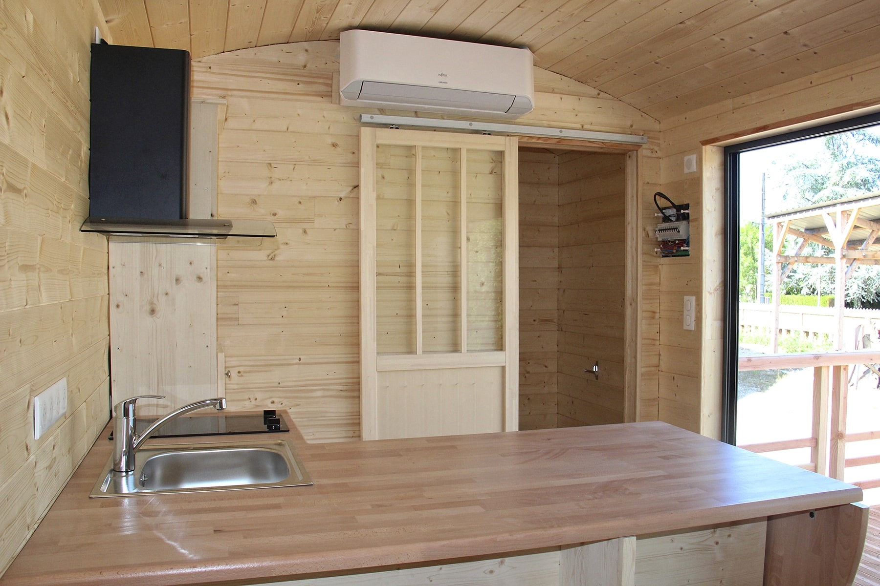 Intérieur d'une roulotte en bois